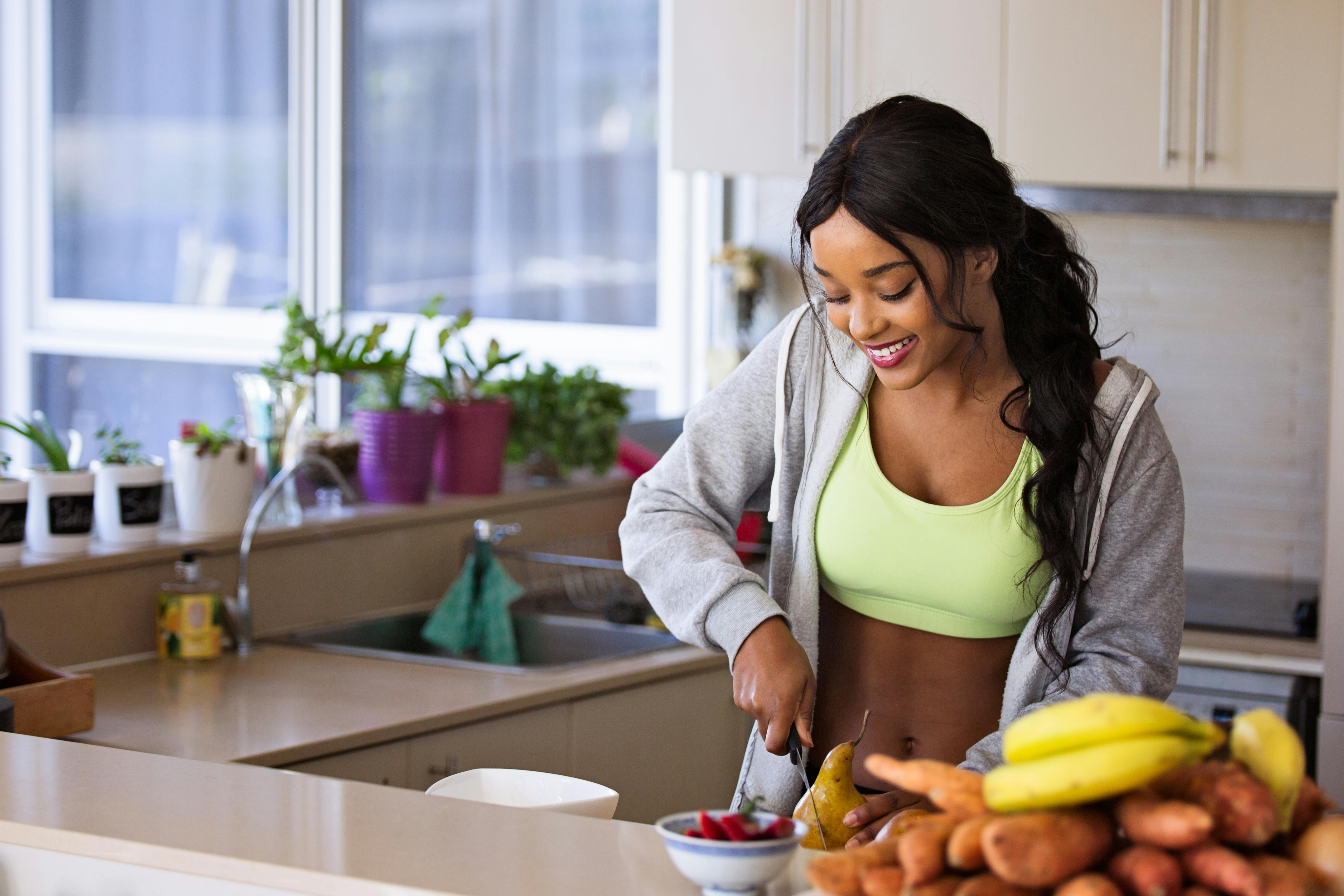 Mulher preparando alimentação saudável na cozinha